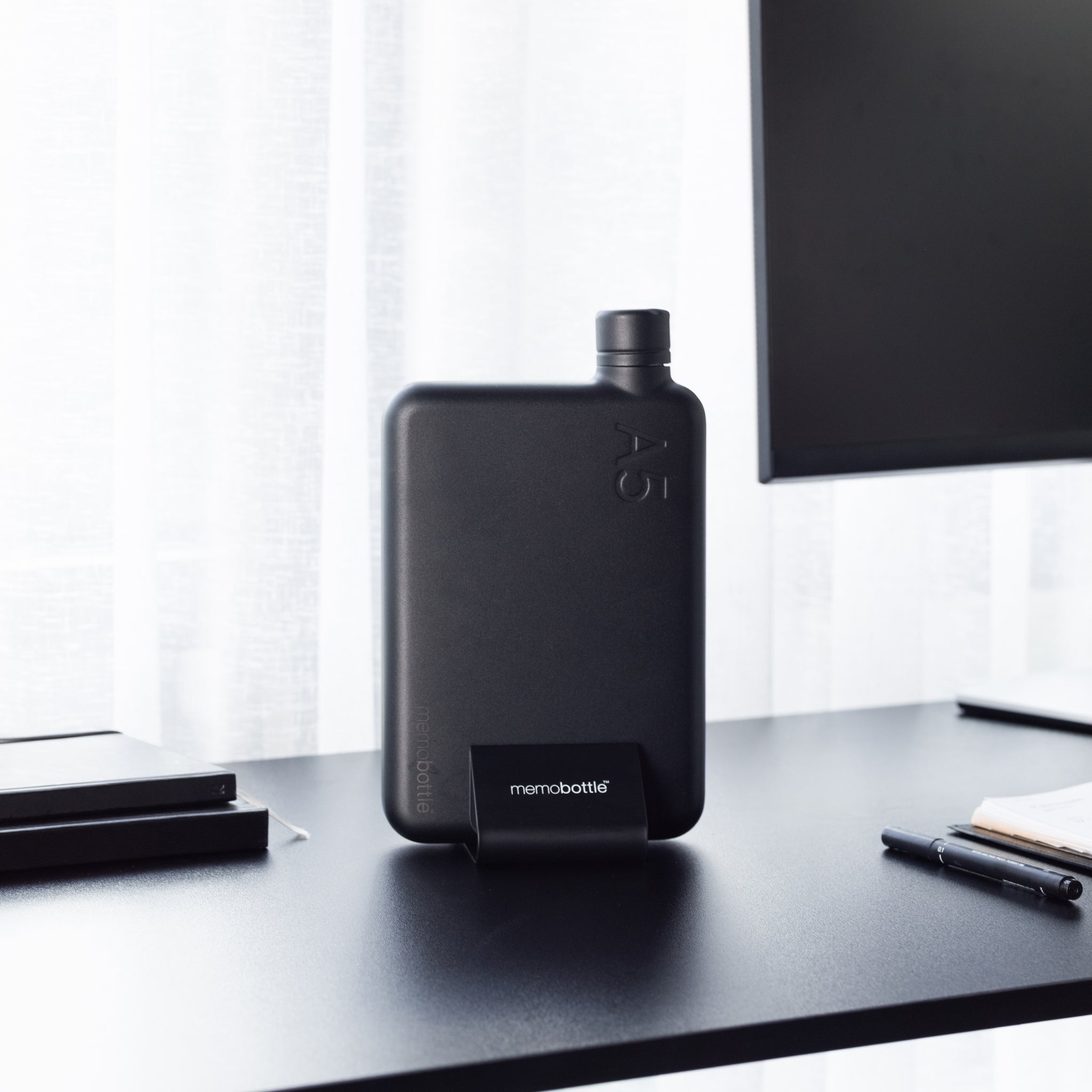 Black Desk Stand (Universal) – memobottle™